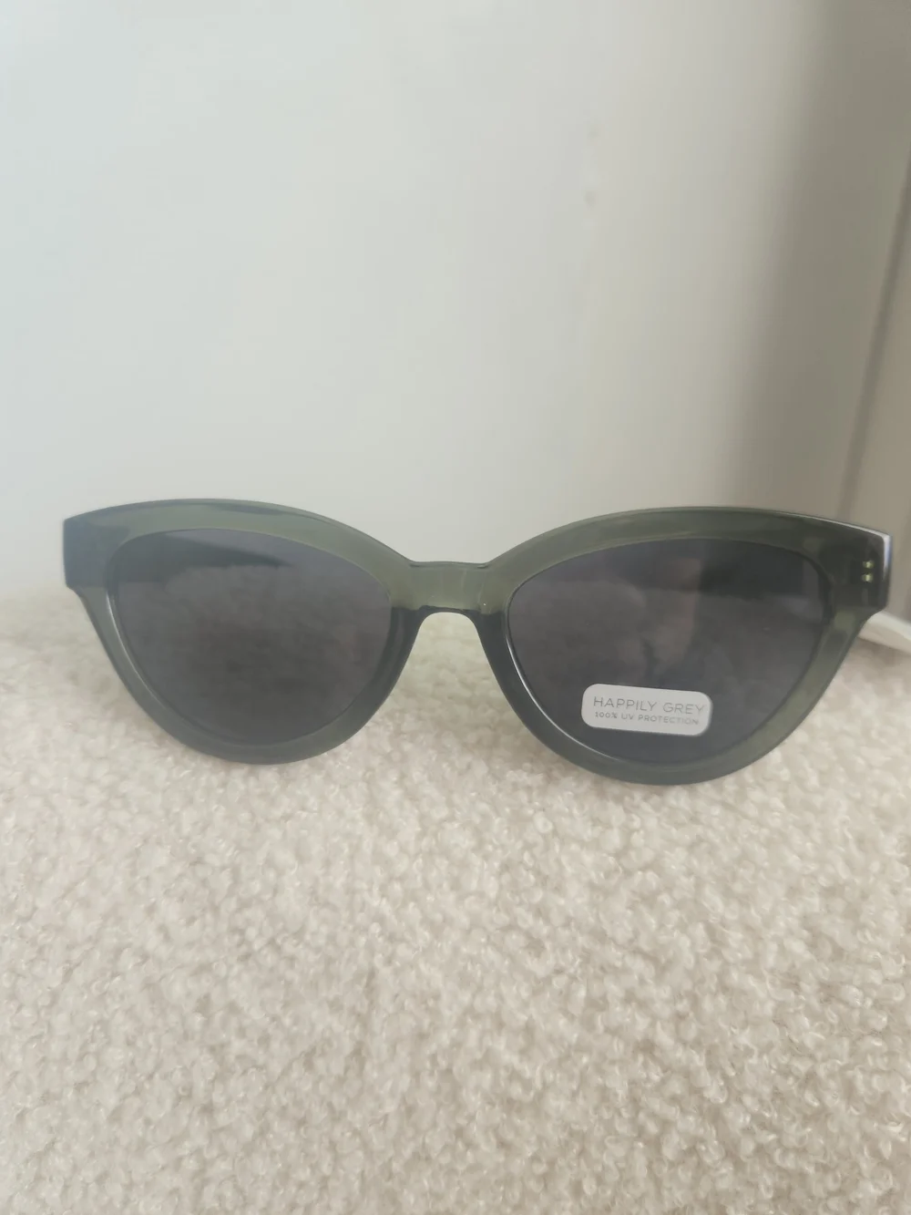 Happily Grey Women's Olive Green Translucent Cat-Eye Sunglasses